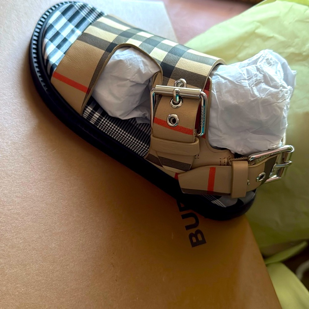 Burberry girls sandals